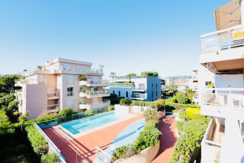 un appartement avec une piscine et des bâtiments dans l'établissement Baies de Juan - Apt 4 Pers - Pool - Air Conditioning, à Antibes