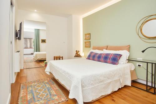 een slaapkamer met een wit bed en een tapijt bij Villa Emma in Palermo