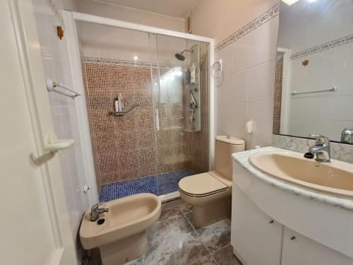 a bathroom with a sink and a toilet and a shower at Duplex Victoria in Los Alcázares
