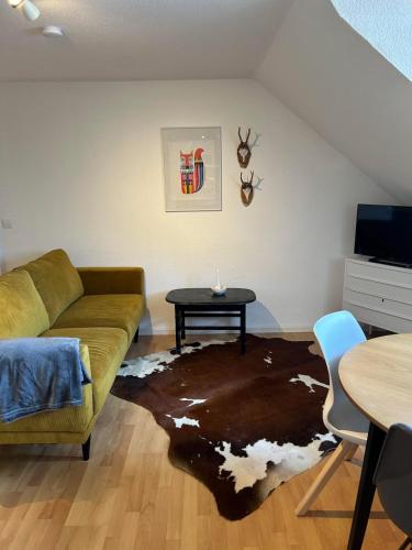a living room with a couch and a table at Meerblick Cafe Reiten Spielplätze Animation WLAN in Fanø