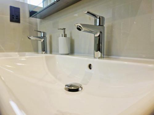 Ένα μπάνιο στο Cosy Single Bed In Morden London