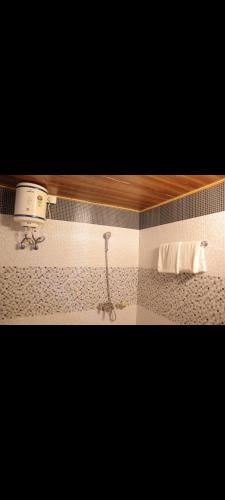 a bathroom with a sink and a towel at Rivva mud cottage in Kūfrī