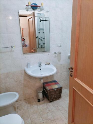 a bathroom with a sink and a mirror at Casa Malignani in Lunghezza
