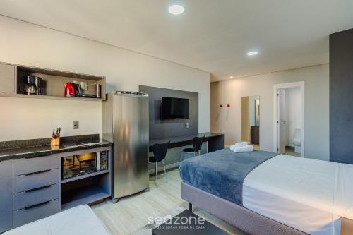a bedroom with a bed and a desk in it at TCO - Apartamentos no Centro Histórico Porto Alegre/RS in Porto Alegre