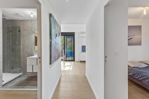 a hallway leading to a bedroom and a bathroom at Cassis, superbe appartement avec terrasse in Cassis