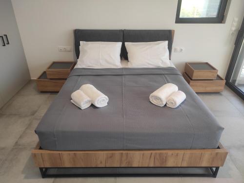Ένα ή περισσότερα κρεβάτια σε δωμάτιο στο Mandria Apartments