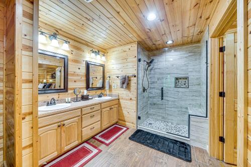 Un baño con dos lavabos y una ducha. en Private Hot Tub and Deck Woodsy Broken Bow Retreat, en Broken Bow