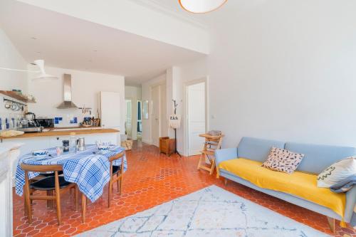 un salon avec un canapé et une table dans l'établissement Le Palais Longchamp, appart lumineux emplacement idéal, à Marseille