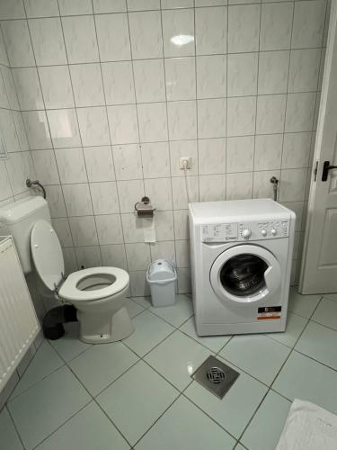 Kúpeľňa v ubytovaní Marcell Apartman