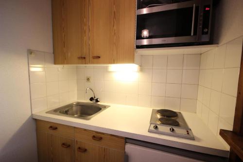 une cuisine avec un évier et un micro-ondes dans l'établissement Résidence Praz De L'ours 1 - Studio 4 personnes à Vallandry en centre station et proche des pistes MAE-1960, à Peisey-Nancroix
