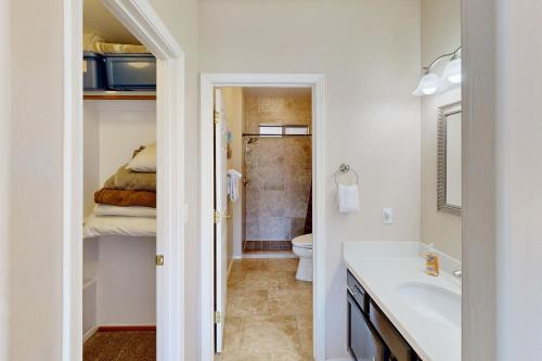 łazienka z umywalką i toaletą w obiekcie Vistoso Resort Casita #253 w mieście Tortolita
