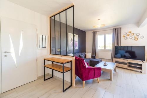 un salon avec un canapé et une table dans l'établissement Maison pour 6 avec jardin proche de la mer, à Châtelaudren-Plouagat