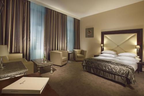 Un pat sau paturi într-o cameră la Grandior Hotel Prague