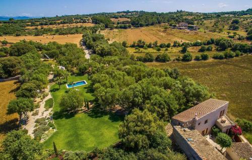 an aerial view of a house with a yard at Cleda Del Rey in Llubí