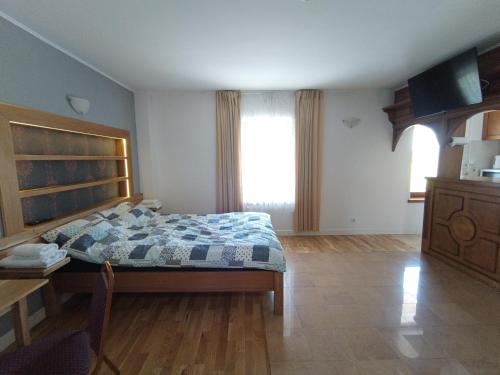 Ένα ή περισσότερα κρεβάτια σε δωμάτιο στο Spichlerz Apartmanety