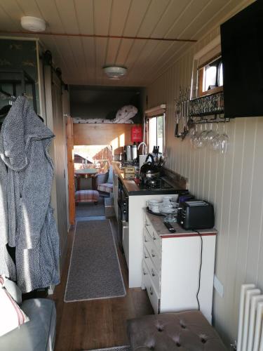 Theddlethorpe Horsebox Glampingにあるキッチンまたは簡易キッチン