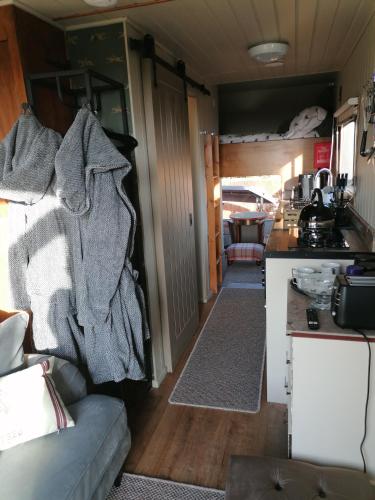 Theddlethorpe Horsebox Glampingにあるキッチンまたは簡易キッチン