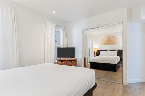 Ένα ή περισσότερα κρεβάτια σε δωμάτιο στο 2 Cayucan Bungalows Steps to Beach Shared Lounge Sleeps 12