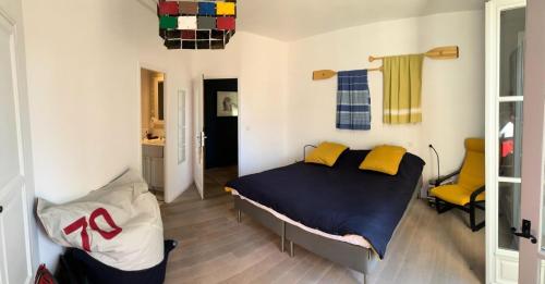 une chambre avec un lit et un canapé dans l'établissement Village Pont Royal en Provence - maeva Home - Appartement atypique et climatisé 3 pièces 4 personnes - Exclusive - super Home MAE-5864, à Mallemort