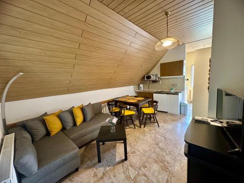 salon z kanapą i stołem w obiekcie Rita Apartman Balatonszéplak w Siófoku