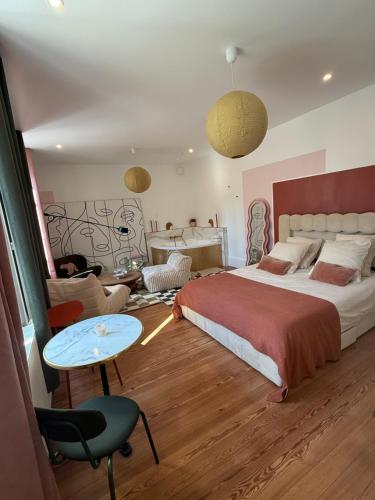 une chambre avec un grand lit et une table dans l'établissement Mini loft Spa - Cosy, à Dijon