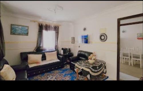un soggiorno con un divano e un tavolo di مويلح a Sharjah