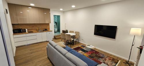 a living room with a couch and a kitchen at VAL apartmani in Jajce