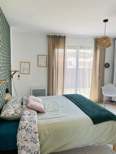 une chambre avec un grand lit avec des oreillers dessus dans l'établissement Villa de l olivier en Provence, à Piolenc