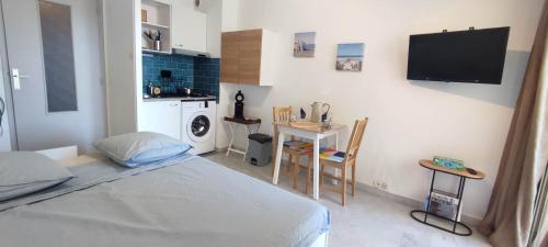 une chambre avec un lit et une table et une cuisine dans l'établissement Centre-ville & plage à portée de main !, à La Grande Motte