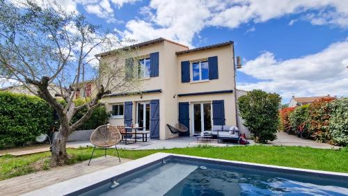 une villa avec piscine devant une maison dans l'établissement Villa des Oliviers, à Aigues-Vives