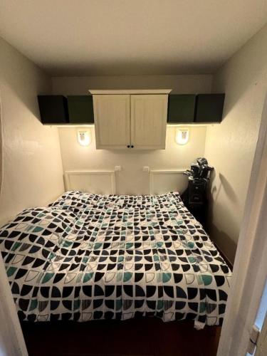 - une chambre avec une couette en noir et blanc sur un lit dans l'établissement Village Pont Royal en Provence - maeva Home - Appartement climatisé 2 pièces 4 personnes - Sélection MAE-2601, à Mallemort