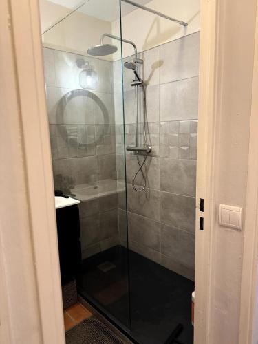 une douche avec une porte vitrée dans une salle de bain dans l'établissement Village Pont Royal en Provence - maeva Home - Appartement climatisé 2 pièces 4 personnes - Sélection MAE-2601, à Mallemort