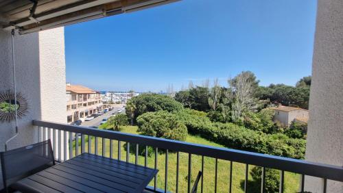 d'un balcon avec un banc et une vue sur la rue. dans l'établissement Véritable pépite proche plage et port, à Saint Cyprien Plage
