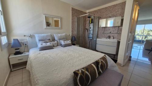 une chambre avec un grand lit et une salle de bain dans l'établissement Véritable pépite proche plage et port, à Saint Cyprien Plage