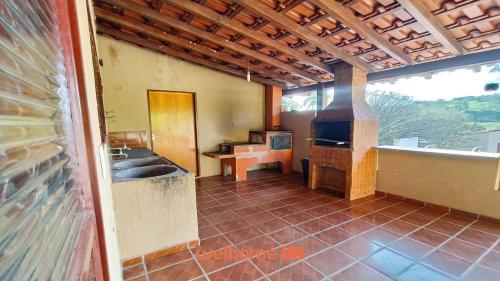 Televisyen dan/atau pusat hiburan di Chacara em Cássia com Piscina e Lago