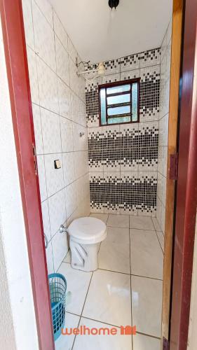 Bilik mandi di Chacara em Cássia com Piscina e Lago