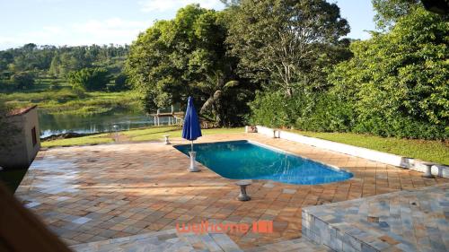 Kolam renang di atau dekat dengan Chacara em Cássia com Piscina e Lago