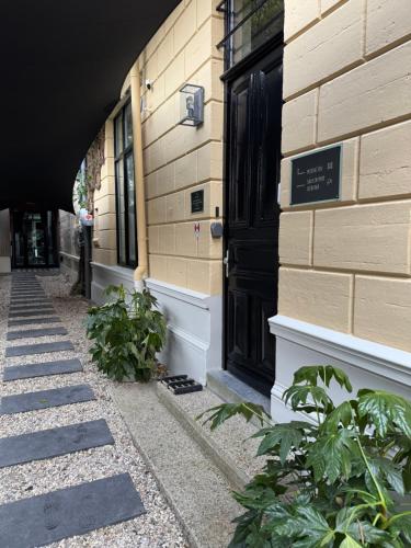 Una entrada a un edificio con una puerta negra en Villa V Petit Hôtel, en Valkenburg