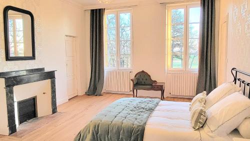 une chambre avec un lit et une cheminée dans l'établissement Château La Bordette 15mn Toulouse Vue Pyrénées, Piscine, à Clermont-le-Fort