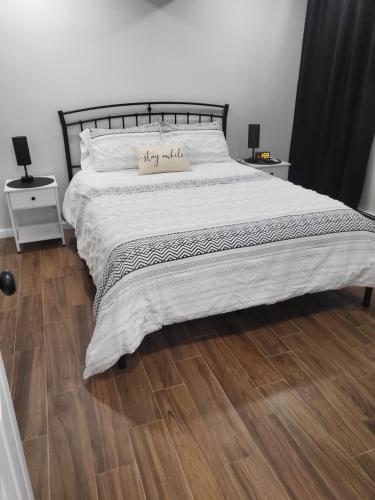 Ένα ή περισσότερα κρεβάτια σε δωμάτιο στο Modern Farmhouse Decor With Washer & Dryer