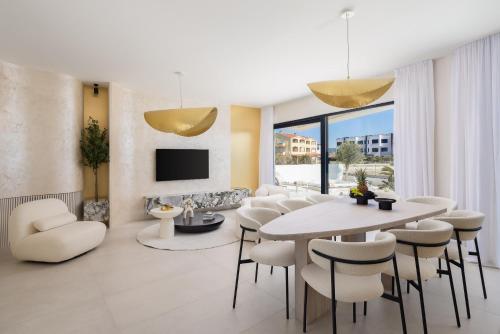 Televisyen dan/atau pusat hiburan di Luxury seafront Villa Noles with heated Pool, Jacuzzi, EV near Zadar