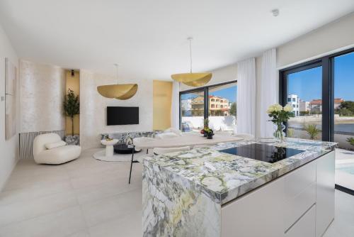 Televisyen dan/atau pusat hiburan di Luxury seafront Villa Noles with heated Pool, Jacuzzi, EV near Zadar
