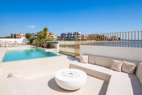 Kolam renang di atau dekat dengan Luxury seafront Villa Noles with heated Pool, Jacuzzi, EV near Zadar