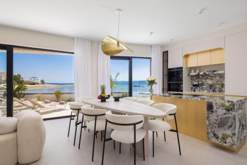 Dapur atau dapur kecil di Luxury seafront Villa Noles with heated Pool, Jacuzzi, EV near Zadar
