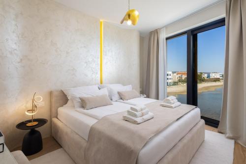 Katil atau katil-katil dalam bilik di Luxury seafront Villa Noles with heated Pool, Jacuzzi, EV near Zadar