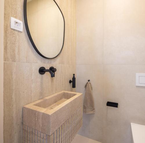 Bilik mandi di Luxury seafront Villa Noles with heated Pool, Jacuzzi, EV near Zadar
