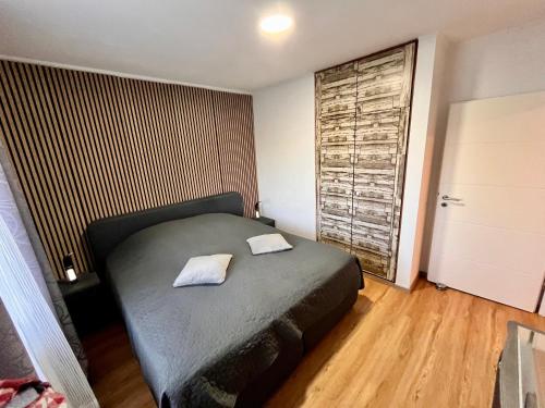 une chambre avec un lit avec deux oreillers dessus dans l'établissement Lounge - Gemütliche Ferienwohnung am Asreg, Bad Zwischenahn, à Bad Zwischenahn