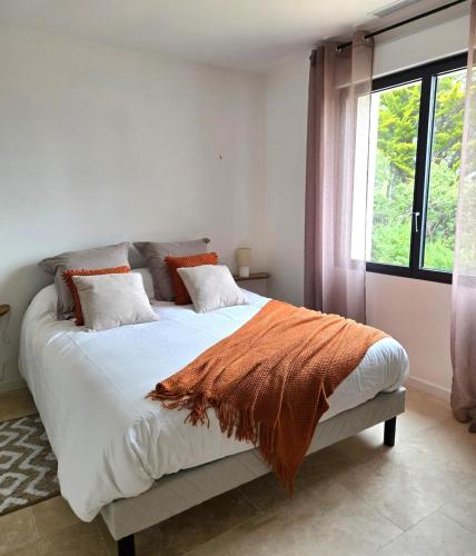 une chambre blanche avec un grand lit avec une fenêtre dans l'établissement Villa Bali, magnifique vue mer et Esterel, à Saint-Aygulf