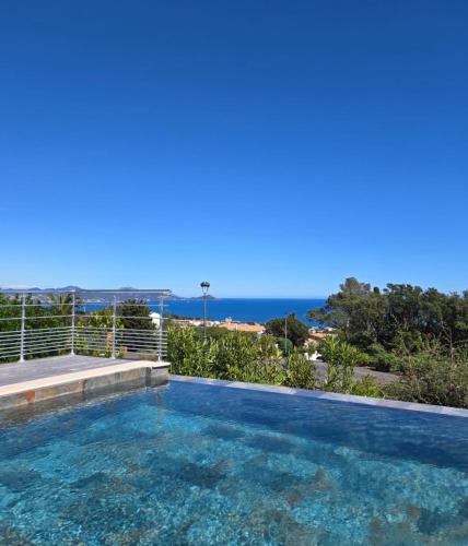 une piscine avec vue sur l'océan dans l'établissement Villa Bali, magnifique vue mer et Esterel, à Saint-Aygulf