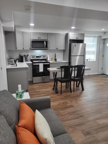 Η κουζίνα ή μικρή κουζίνα στο Modern Farmhouse Decor With Washer & Dryer
